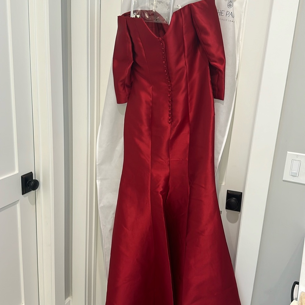 NWT Cameron Blake style #221686 wine color. Size 6 not altered. Smoke free home